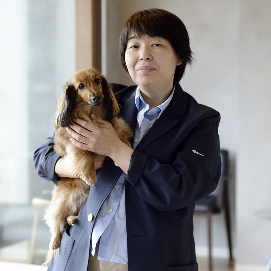 犬を抱いている眼科専門の動物病院の院長獣医師田上久美